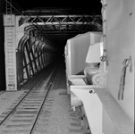 154078 Afbeelding van het nachtelijke vervoer van een transformator van de firma Smit over de spoorbrug over de Waal te ...
